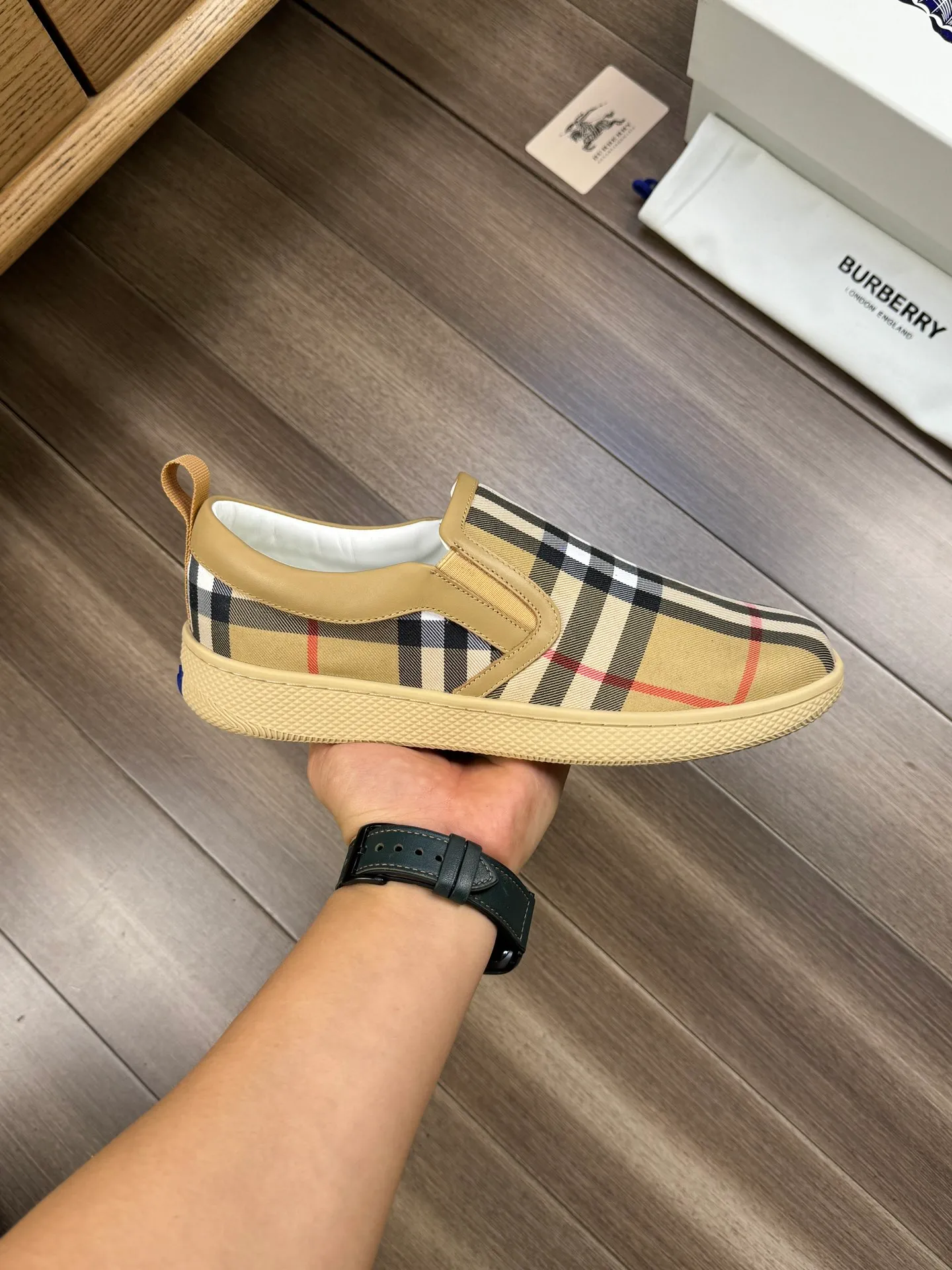 [BURBERRY] Burberry P360💰 - Original order 🔍🔍🔍 - Upper: imported 🔝 brand totem cloth, heel brand webbing decoration - Lining: water-dyed cowhide - Outsole: ultra-light rubber; two-color molded outsole - Super high quality control, fine workmanship: highlighted (high-end, extravagance, grade) -Size: 38-44 (Male 45, can be customized)